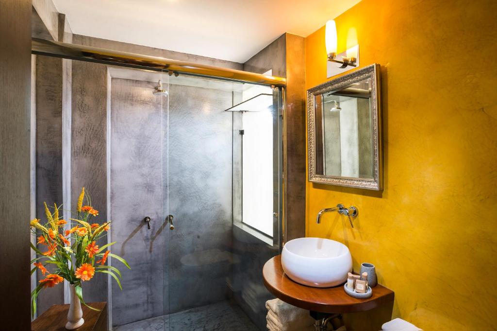 Deluxe Room with King Bed (Short Description) - Image 4