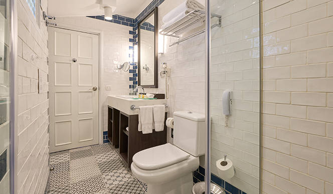 Superior Twin Room - Image 4
