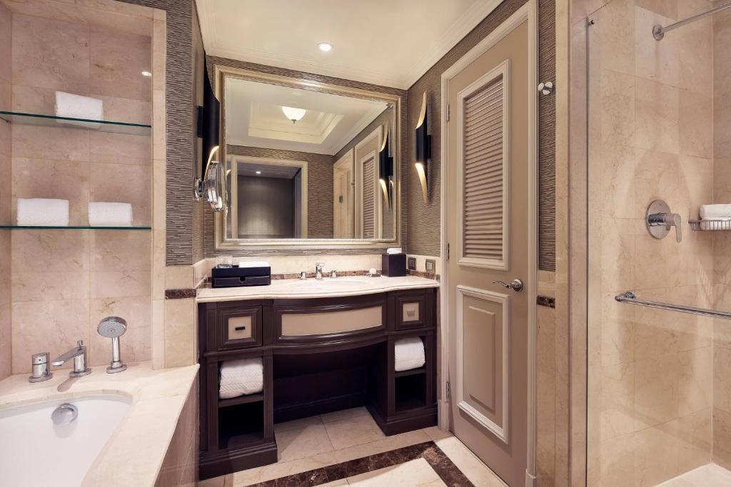 Deluxe Guest King Room - Image 4
