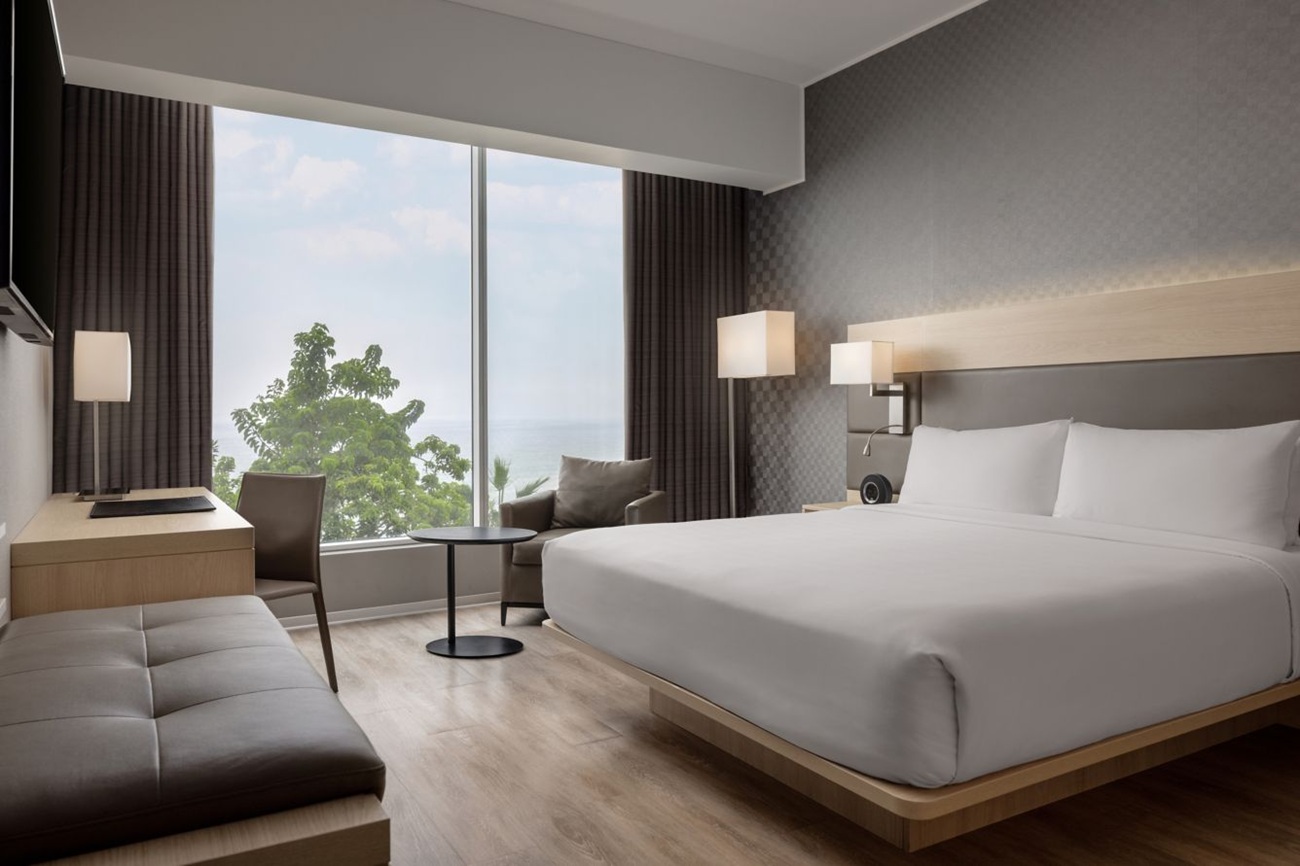 Deluxe King Room - Image 2
