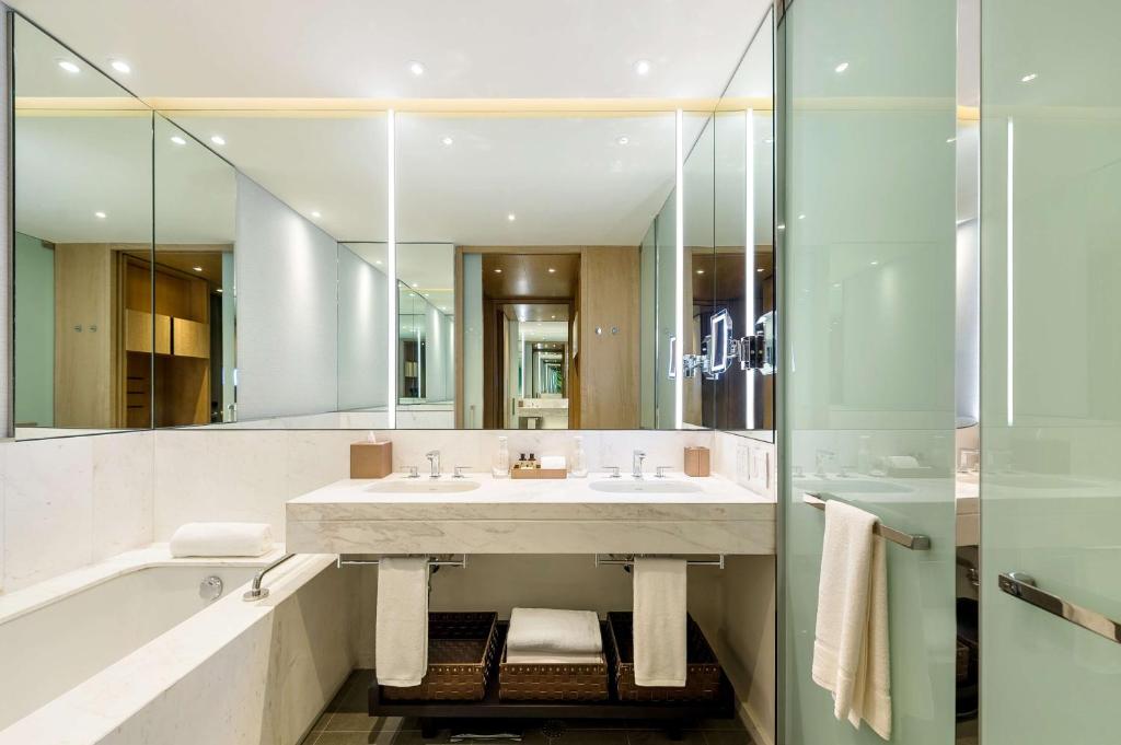 Double Room with Two Double Beds and View - Image 3