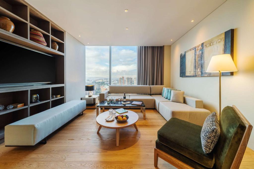Grand Executive King Suite - Image 2