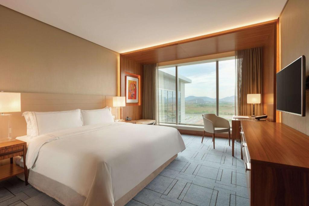 1 King Bed Classic Room - Image 1