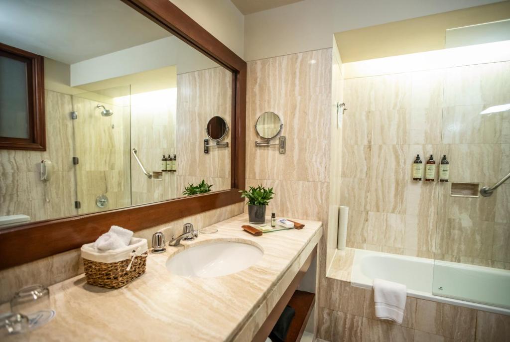 Superior Double Room with Two Double Beds - Image 3