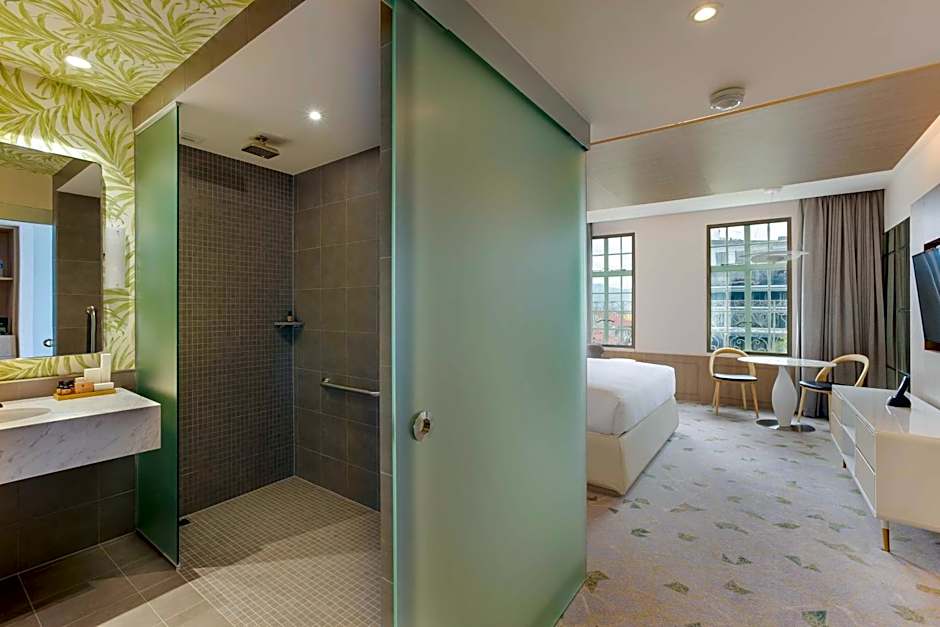 1 King Bed, Hearing/Mobility Accessible room with a convenient roll-in shower - Image 2
