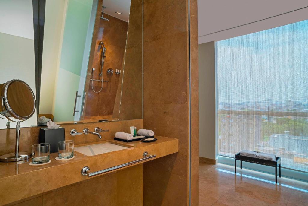 Executive Suite - Image 4