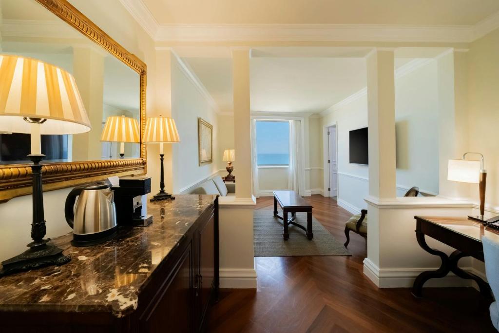 Executive Lounge - Image 3