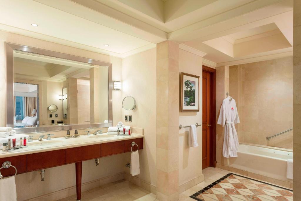 Executive lounge access - Image 3