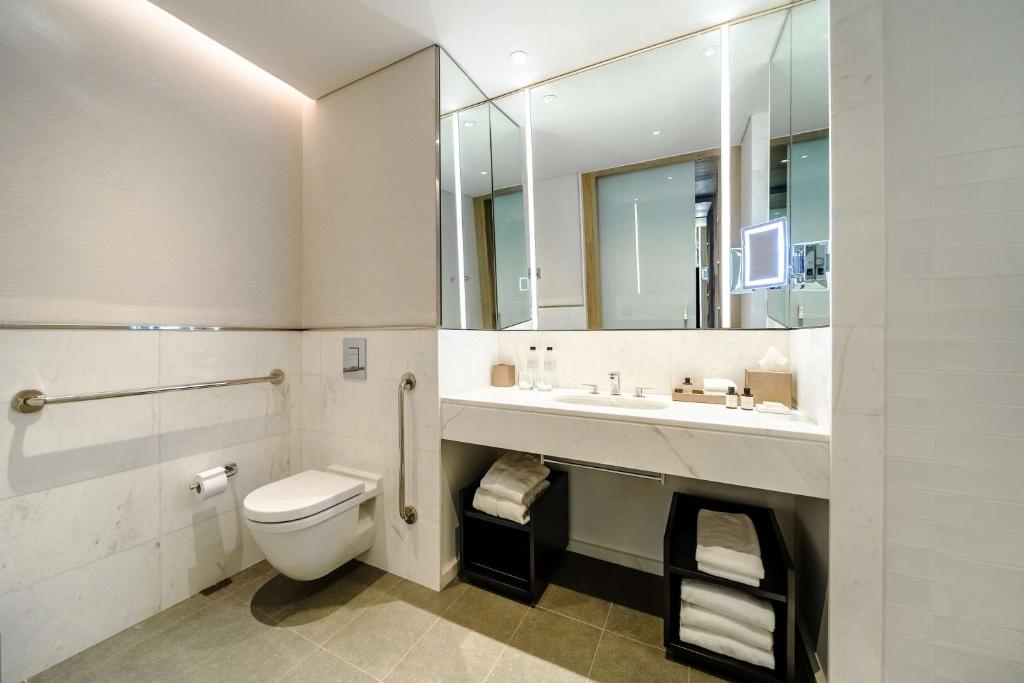King Room with Roll-In Shower - Disability Access - Image 2
