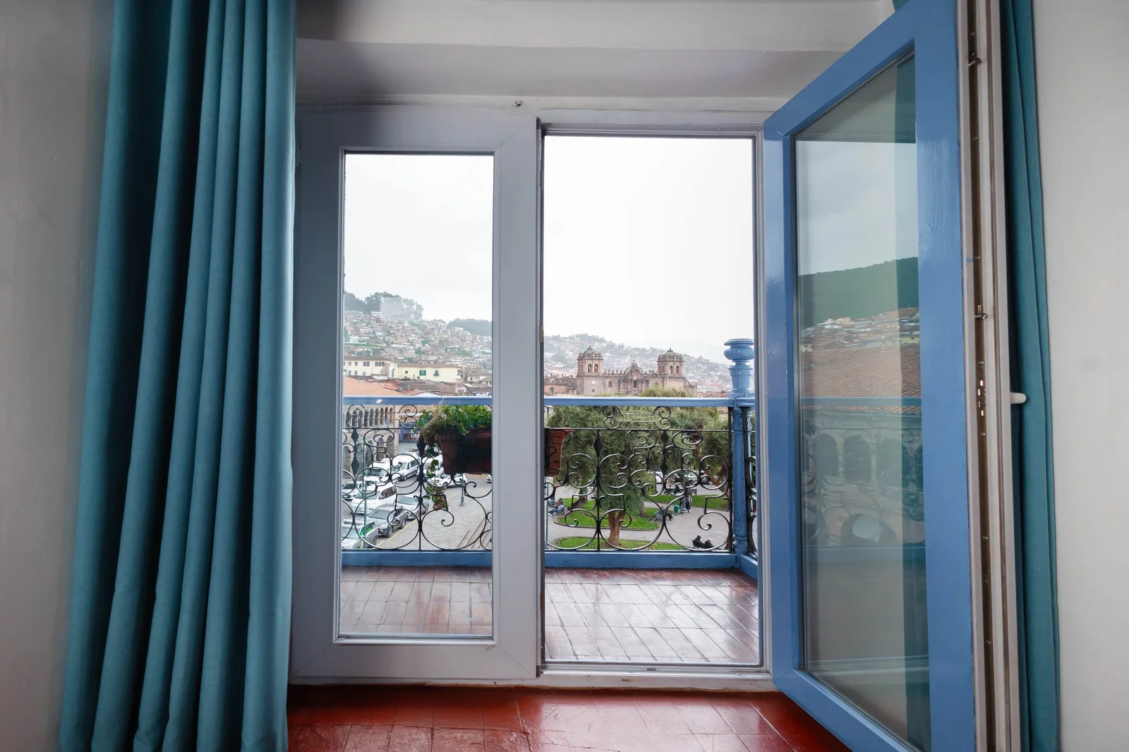 Deluxe Double Room with Balcony - Image 4