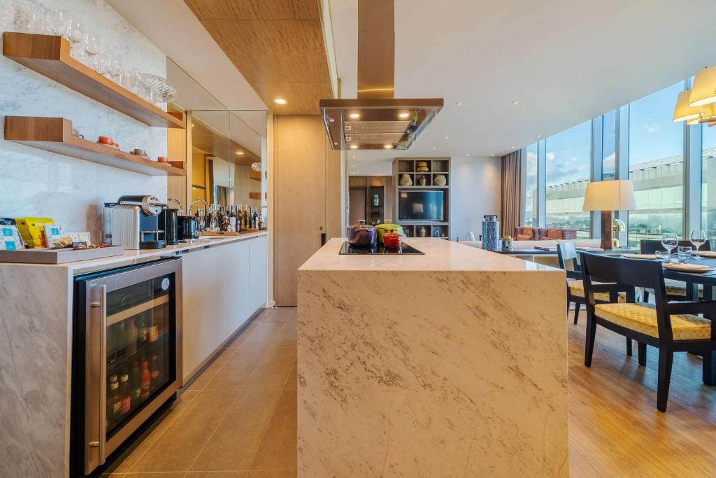 Grand Executive King Suite - Image 3