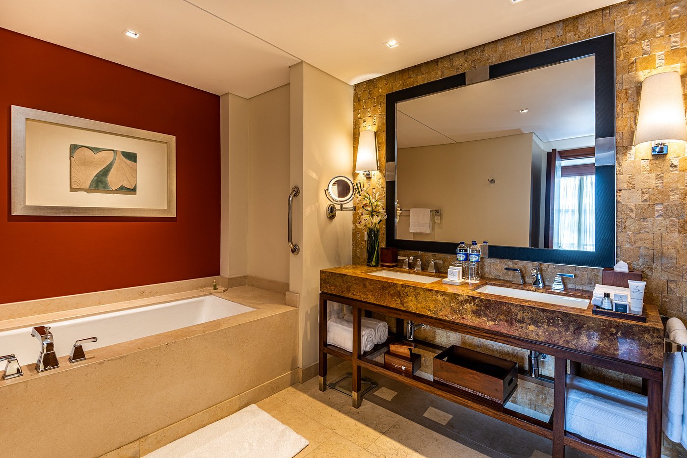 Deluxe Suite, 1 King Bed with Balcony - Image 3