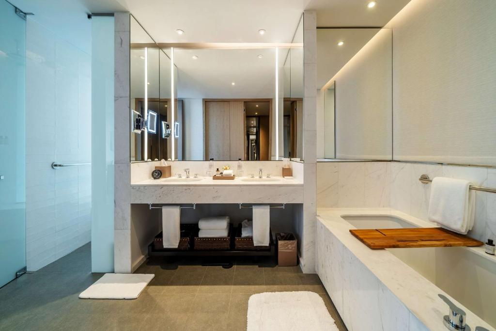 Grand King Suite - Image 3