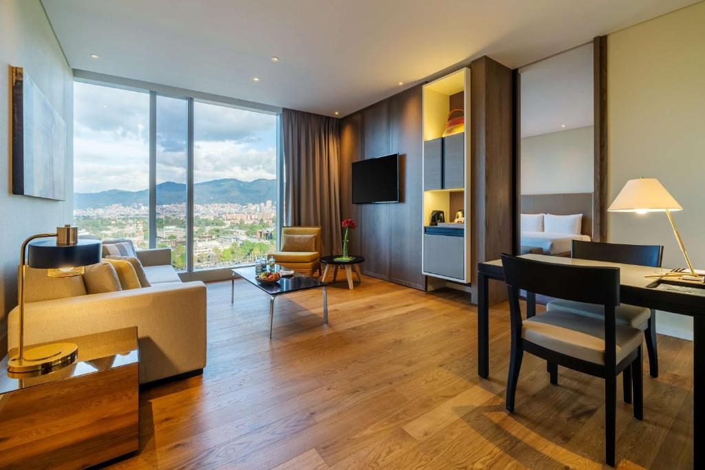 Grand King Suite - Image 2