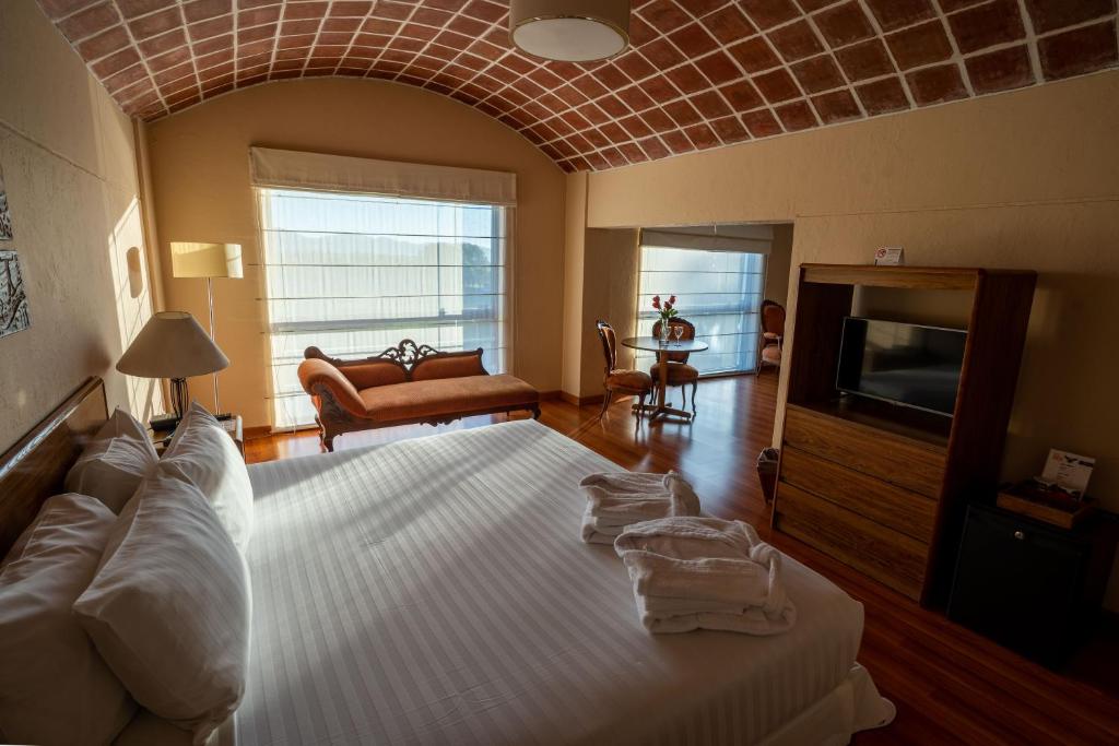 Deluxe Double Room - Image 2