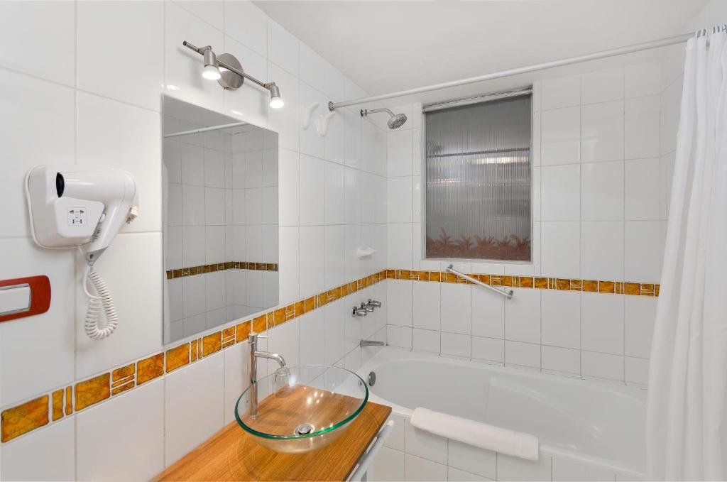 Standard Twin Room - Image 4