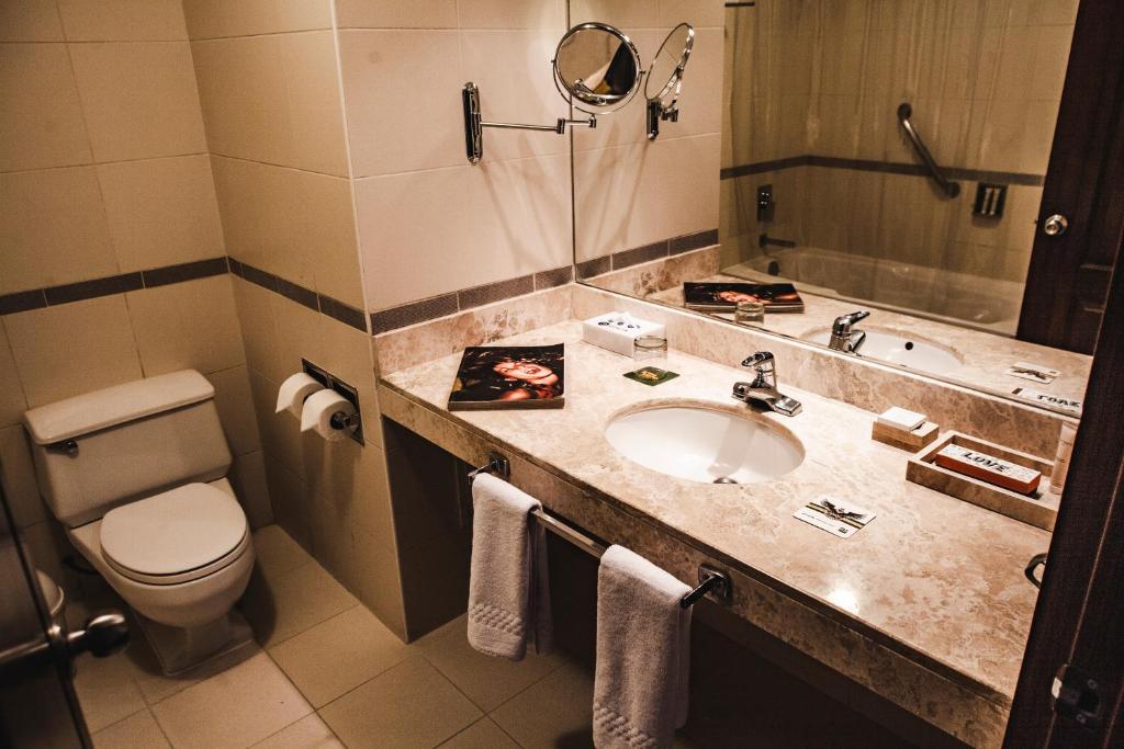Superior Twin Room - Image 4