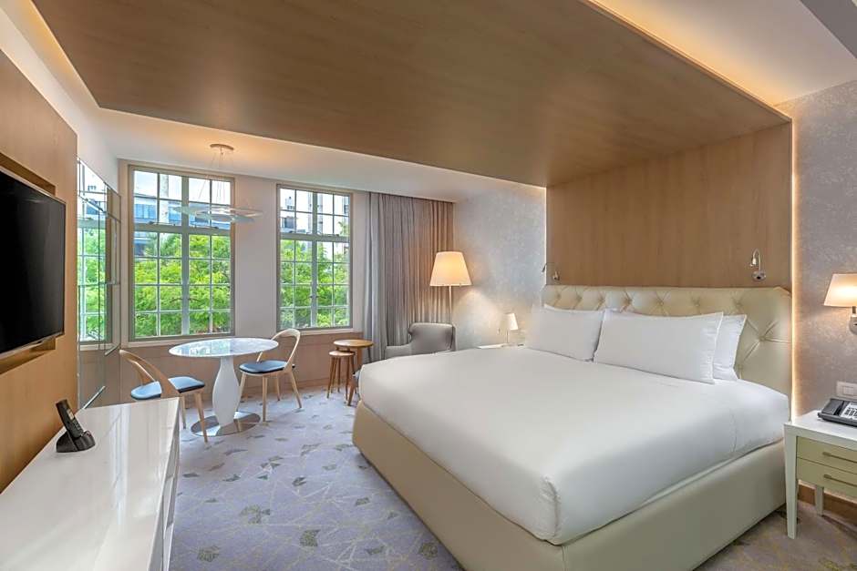 1 King Bed, Corner - Image 1