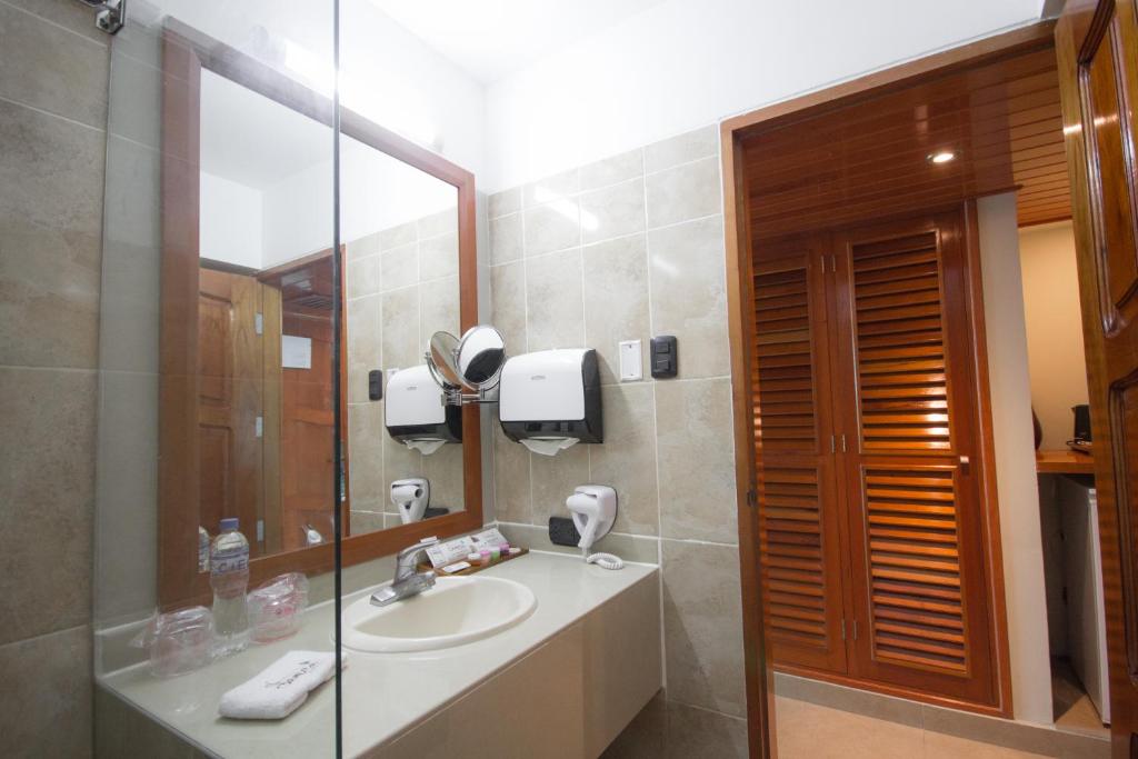 The King Room with Pool View - Image 3