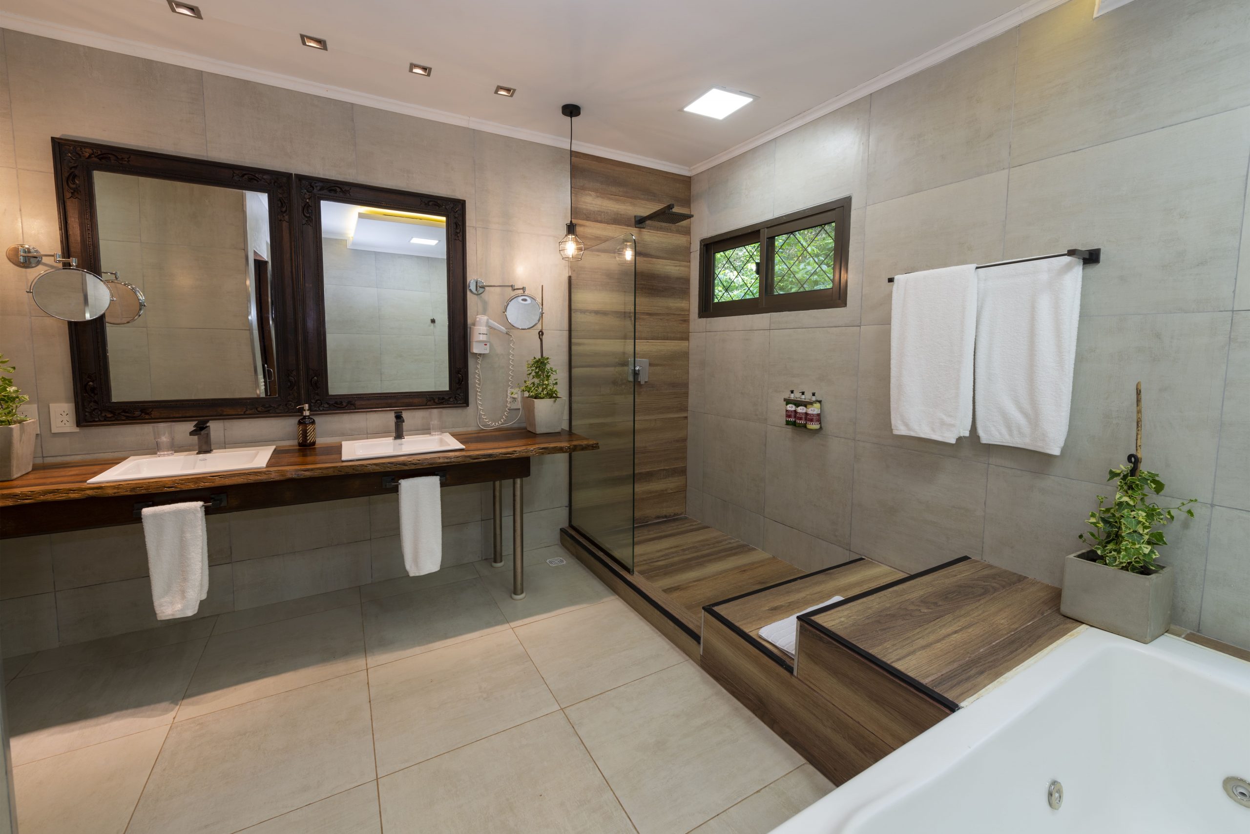 With private jacuzzi - Image 2