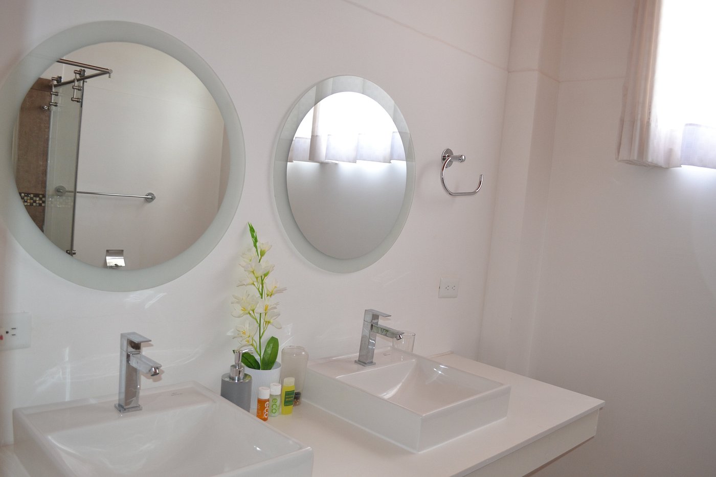 Queen Room - Image 4