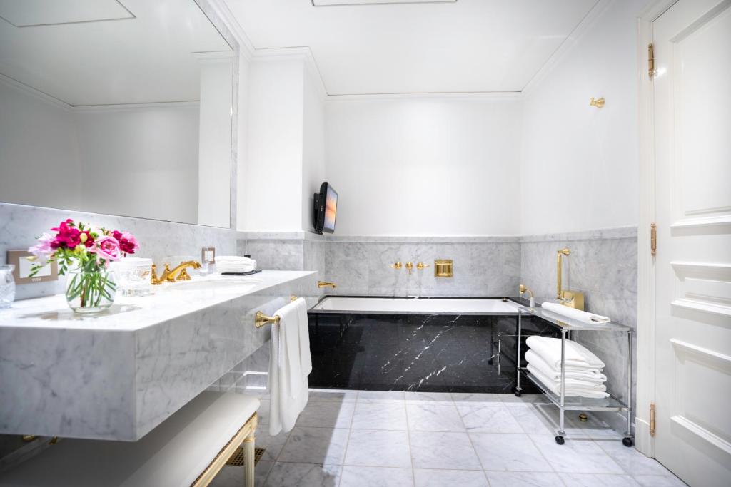 Luxury Lounge Suite - Image 4