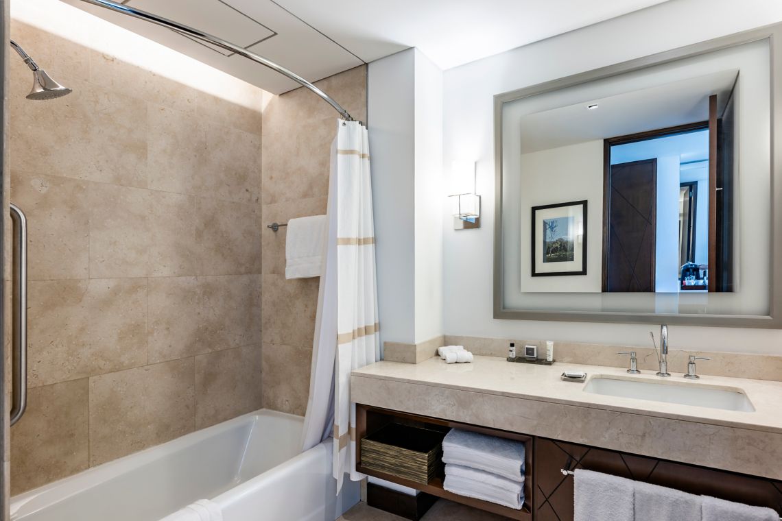 Guest Room with 2 Double beds - Image 3