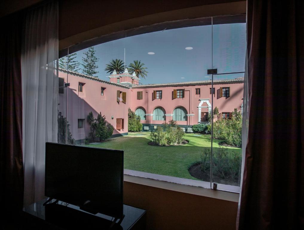 Premium Room With Two Double Beds and Garden View – Non-Smoking - Image 4