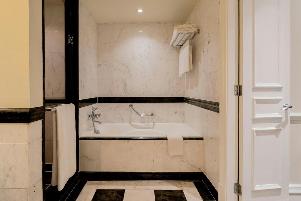 Executive Lounge - Image 4
