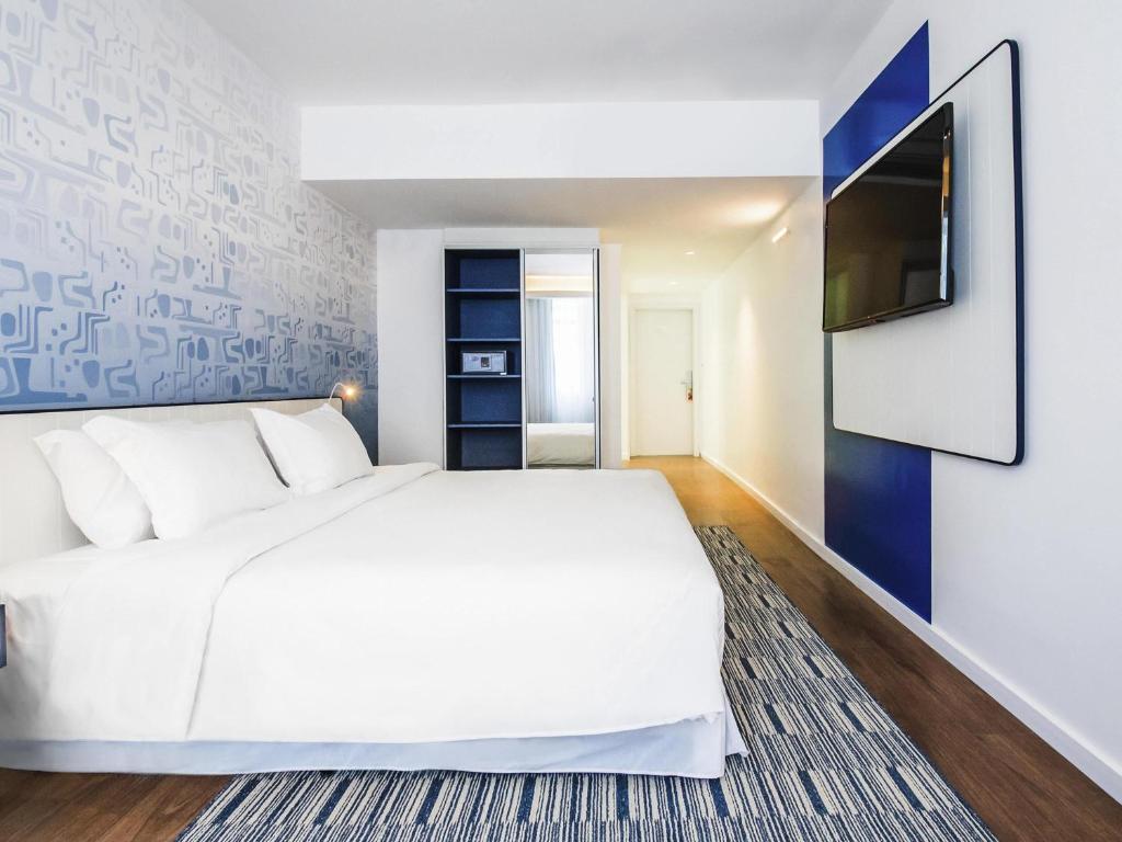 Executive Room with 1 king-size bed and a partial view of the sea - Image 1