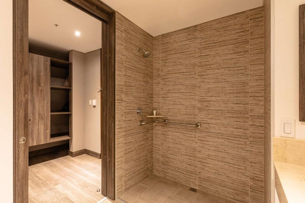 1 Queen Accessible Room W/ Roll-in Shower Ns - Image 4