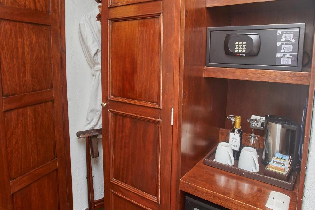 Superior Twin Room - Image 3