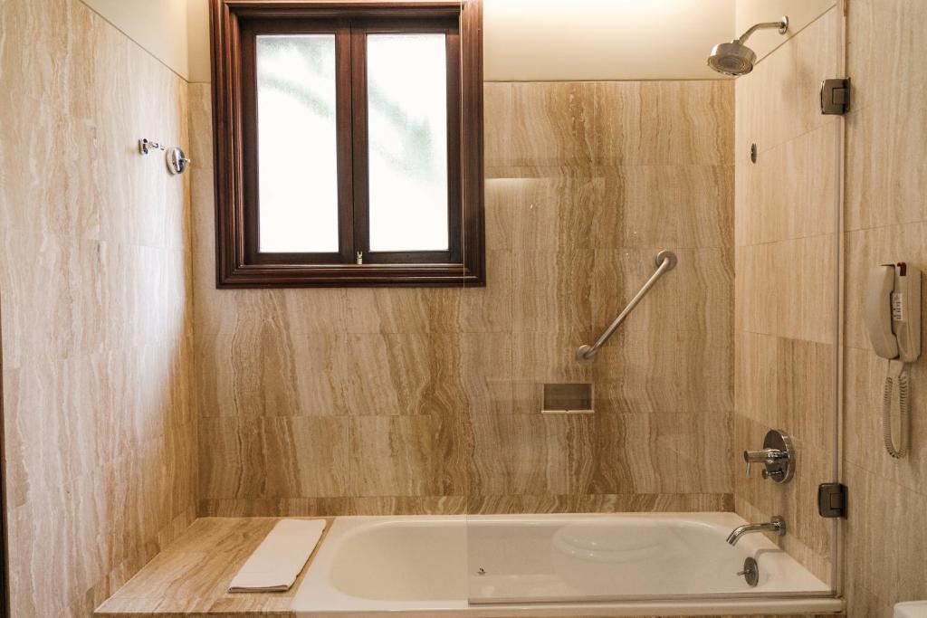 Premier Room With Garden View – Non-Smoking - Image 4