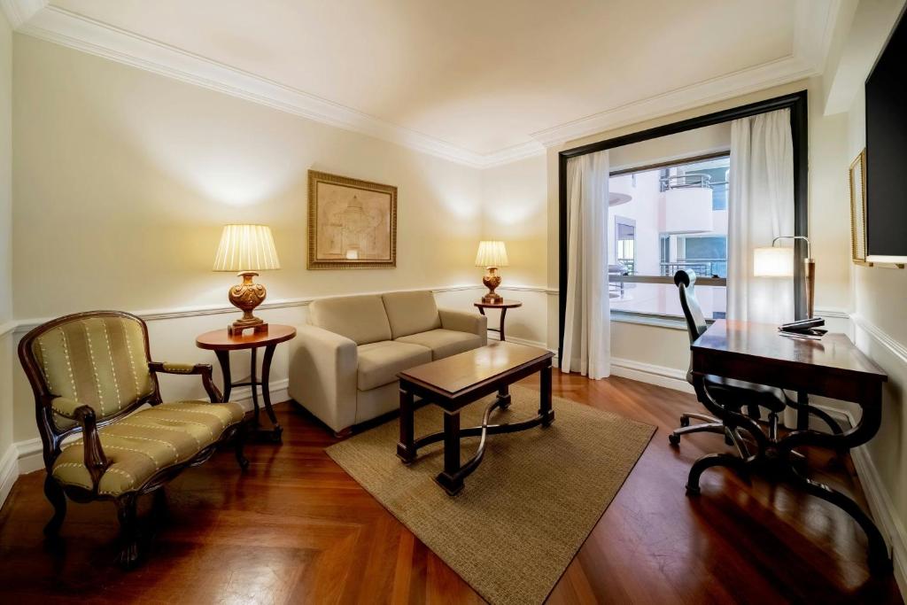Executive Lounge - Image 3