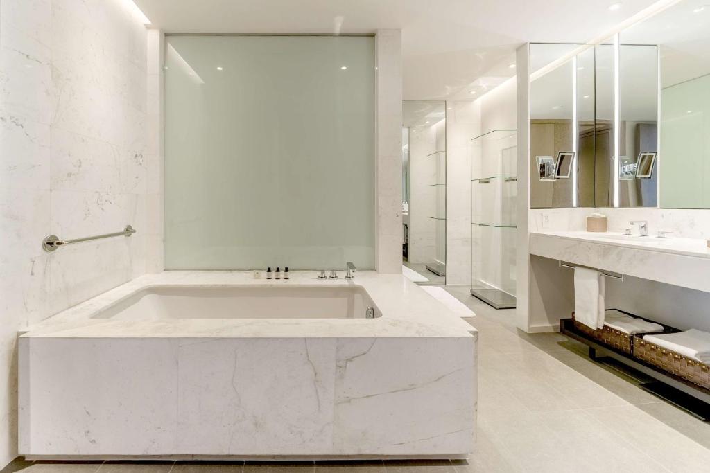 Grand Executive King Suite - Image 4