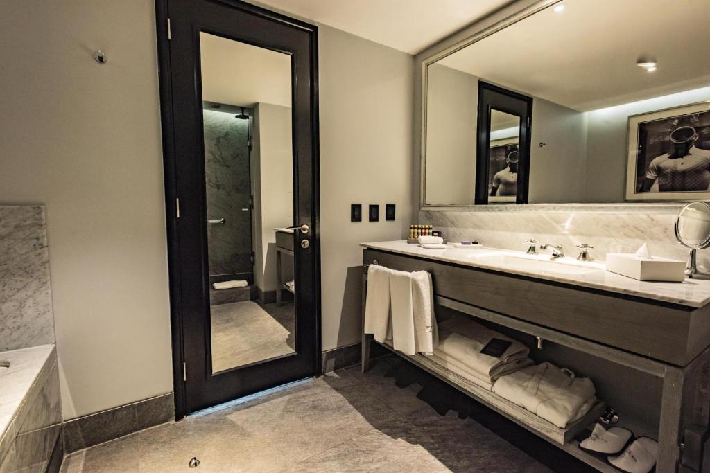 Singular Suite - Image 4