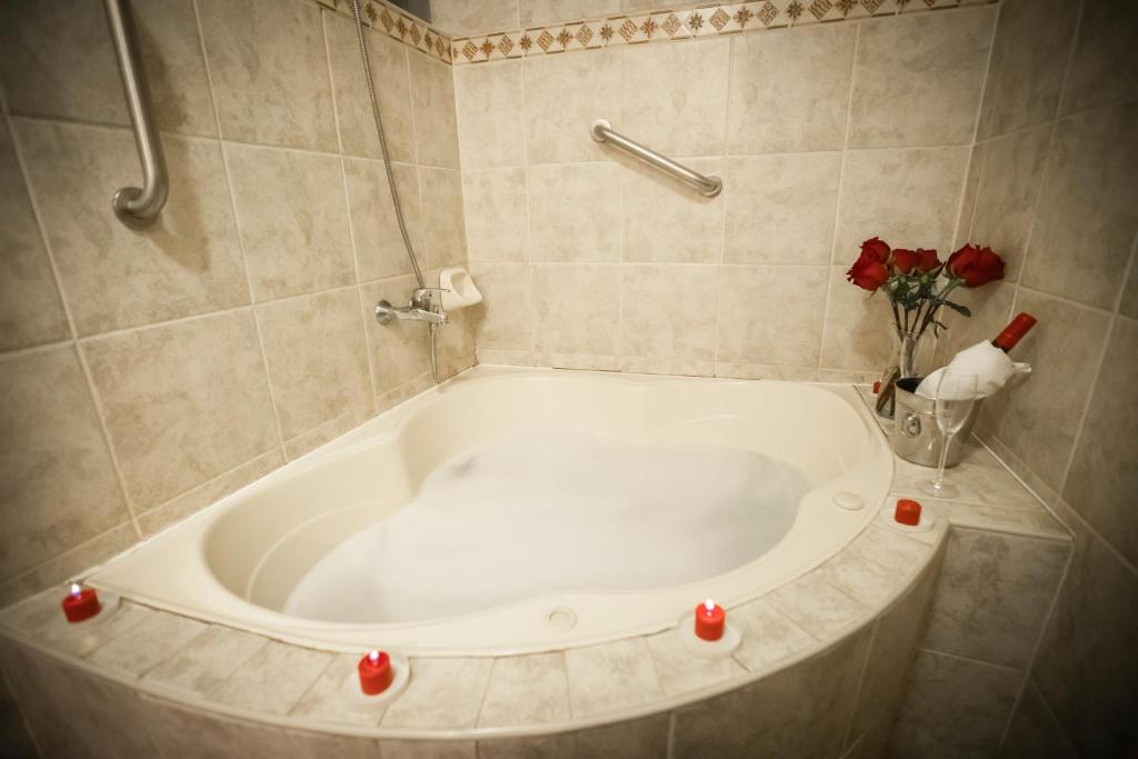Suite with Hot Tub and Balcony - Image 3