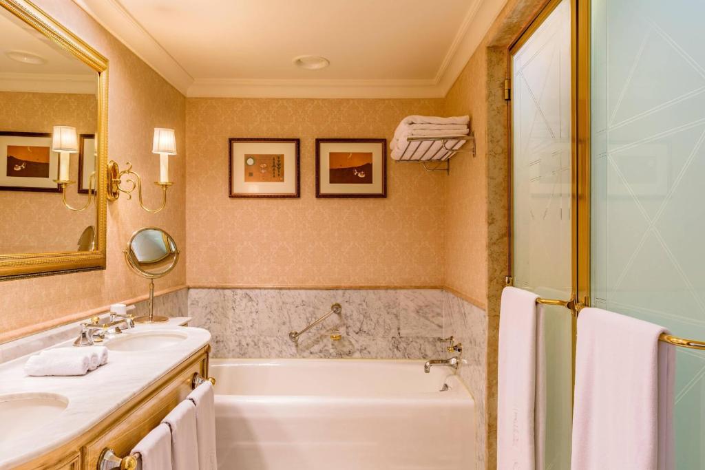 Deluxe Room - Image 4