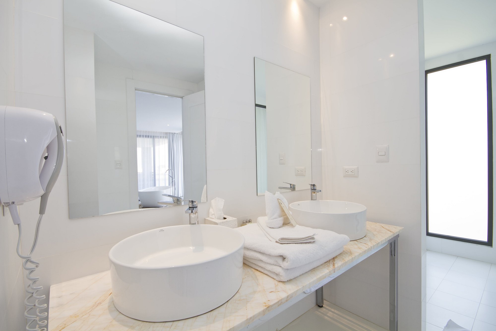 Master Front Suite - Image 3