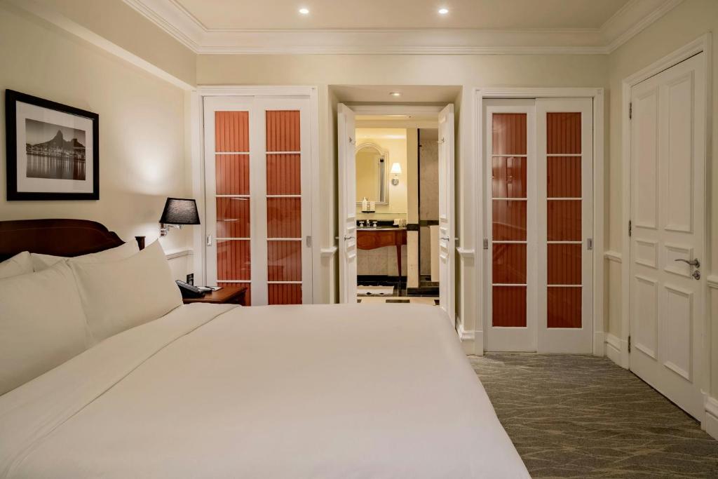 Executive Lounge - Image 2