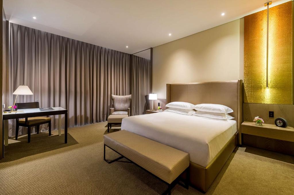 King Room with Roll-In Shower - Disability Access - Image 1
