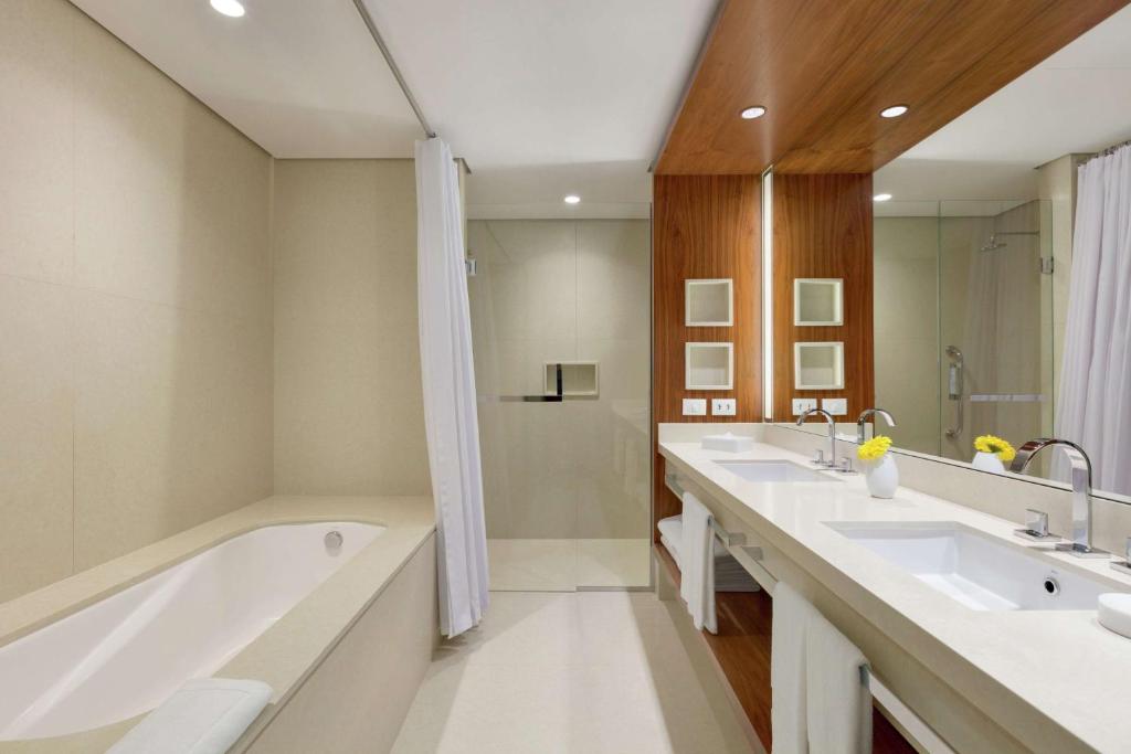1 King 1 Bedroom Presidential Suite-balcony - Image 4