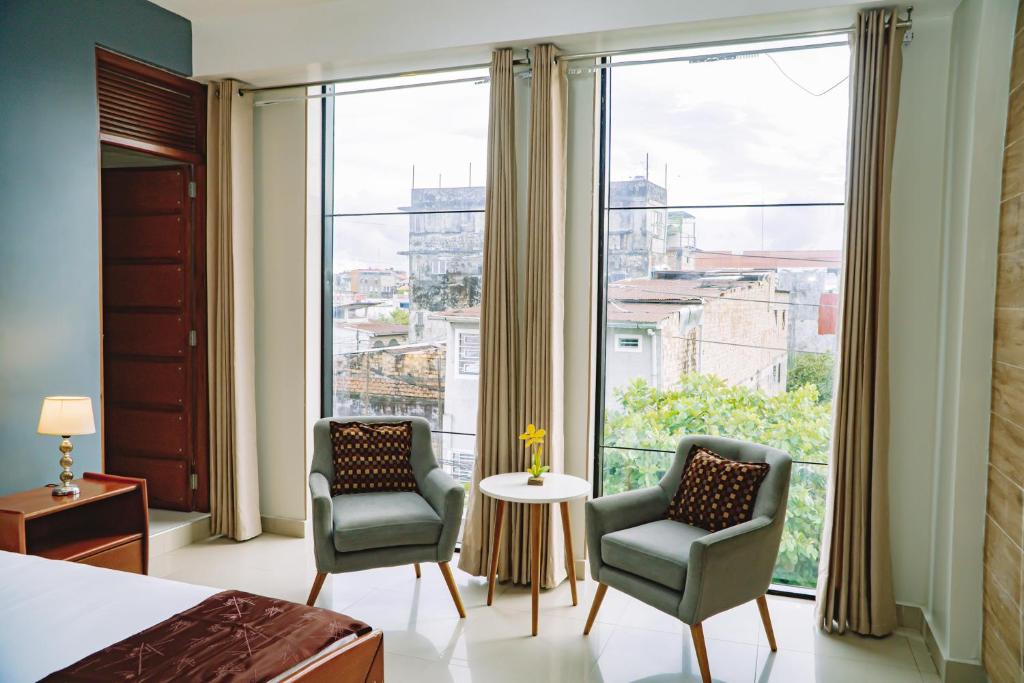 Deluxe King Suite - Image 3