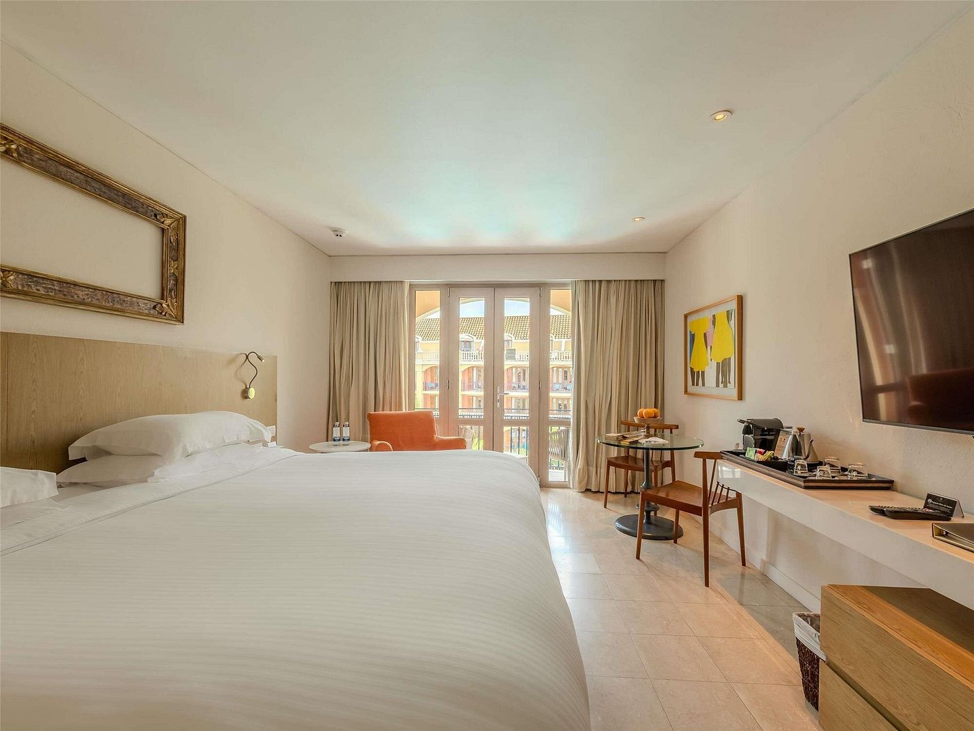 Superior King Room with Balcony and Pool View - Image 1
