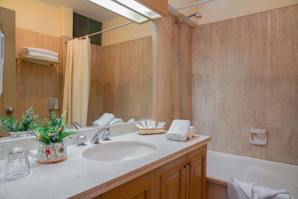 Twin Room - Image 3