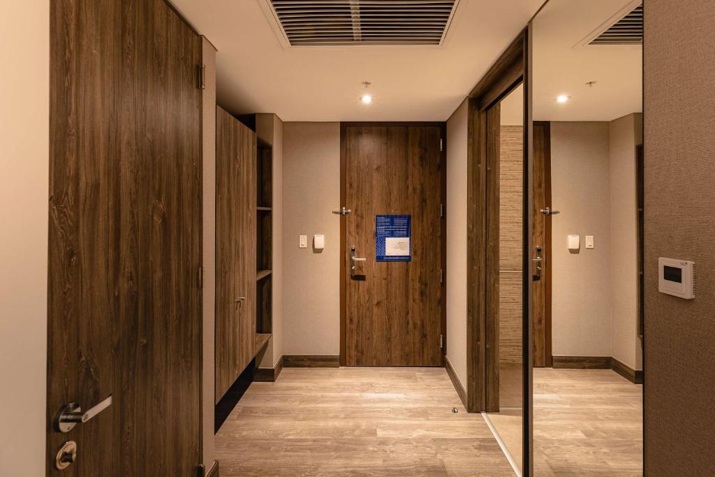 1 Queen Accessible Room W/ Roll-in Shower Ns - Image 2