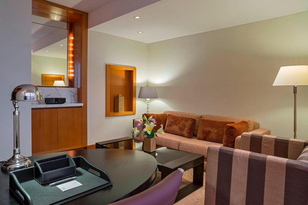Executive Suite - Image 3