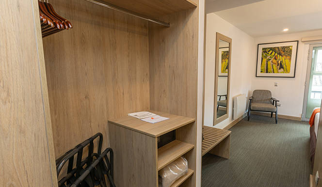 Traditional Triple Room with City View - Image 4