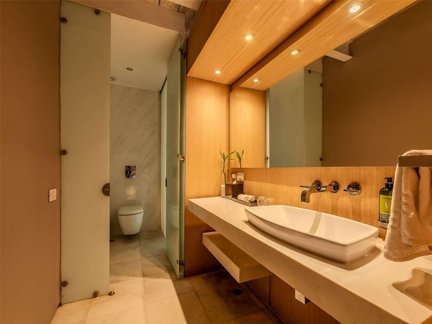 Superior King Room with Balcony and Pool View - Image 3