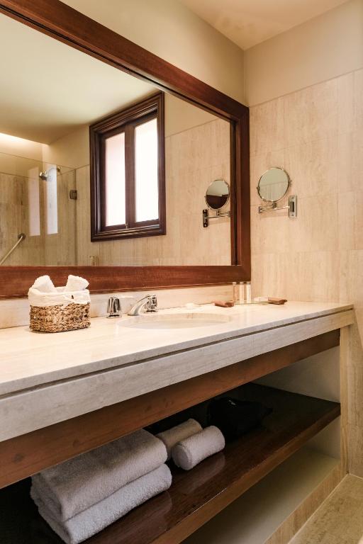 Premium Room With Two Double Beds and Garden View – Non-Smoking - Image 2